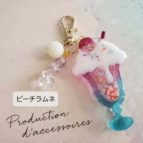 中身が動く✨クリームソーダシャカシャカキーホルダー🍹ピーチラムネ