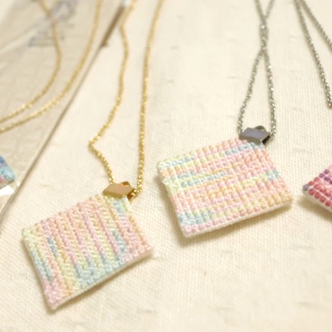 モザイク柄の刺繍ネックレス（写真右）