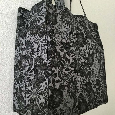 黒いお花タイト・アンド・タイディ・トートバッグ; Black Flowers Tight ‘n’ Tidy Tote Bag、エコバッグ、eco bag