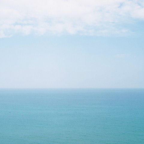 【写真のある部屋】海と空の青い地平線 