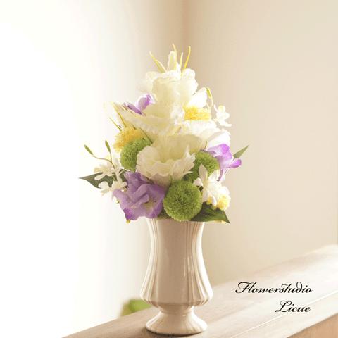 再販3【仏花】トルコキキョウとマムの仏花　花器に固定したアレンジメントです。　