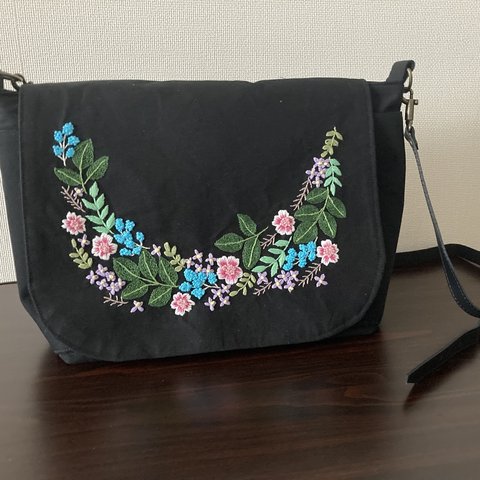 花刺繍のメッセンジャーショルダーバッグ