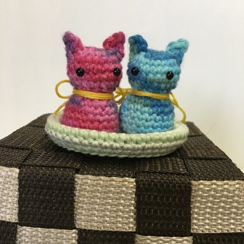 編みぐるみ　カラフルな猫のカップル