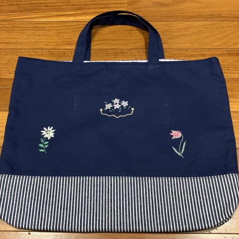 手刺繍入り手提げバッグです♬