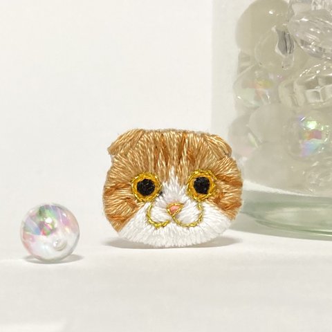 ハチワレ茶トラ柄のスコティッシュフォールドの刺繍アクセサリー 小サイズ ハンドメイド kagisippo7 かぎしっぽ7