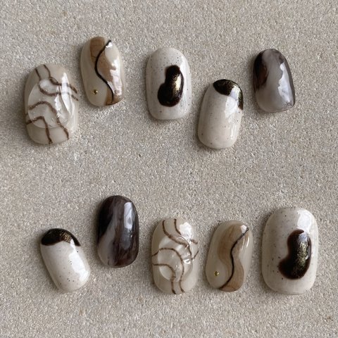 1.brown × white nail