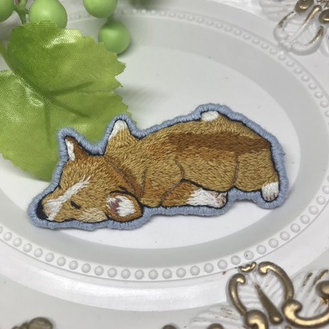 刺繍ブローチ　犬　コーギーパピー　すやすや