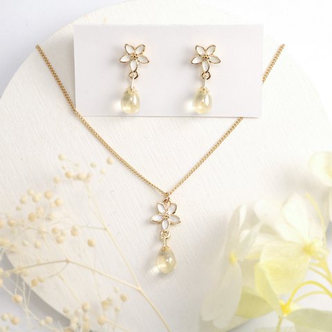 【送料無料】ちいさなレモンの花　ピアス・ネックレス　セット　Swarovski Crystals