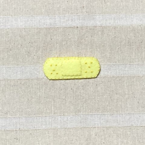 絆創膏型フェルトのピンブローチ（黄色）