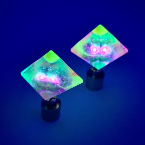 〈LED内蔵✨暗闇で光る〉宇宙ピラミッド✴︎ Cosmic Pyramid ／ pastel　電池交換式　4way