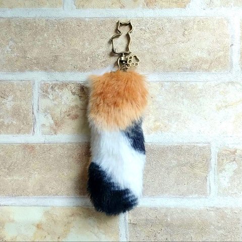 【アンティーク】ふわもこ三毛猫のしっぽキーホルダー