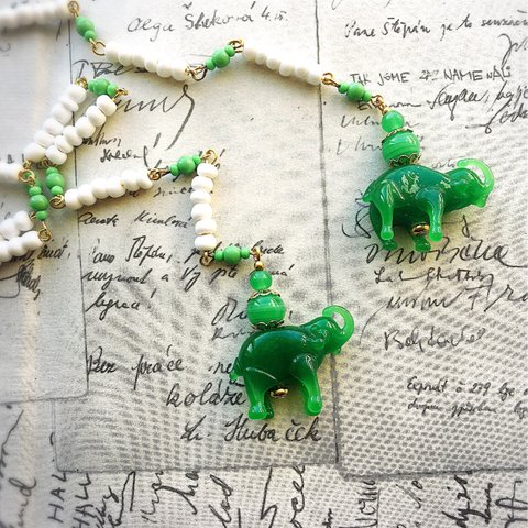 再販！【束縛のないchoker】made in japan vintage    grass beads/jade green翡翠 elephant