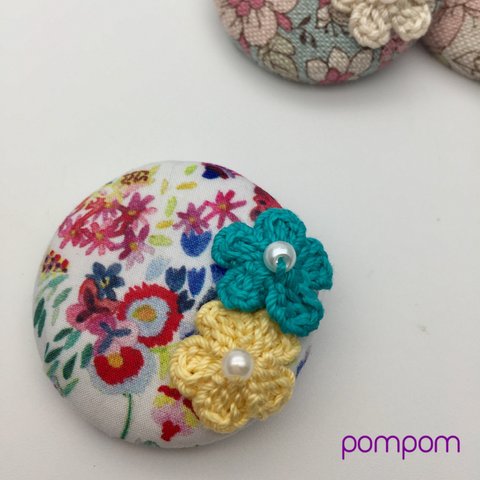 pompom006🍎小花柄のかわいい丸いブローチ