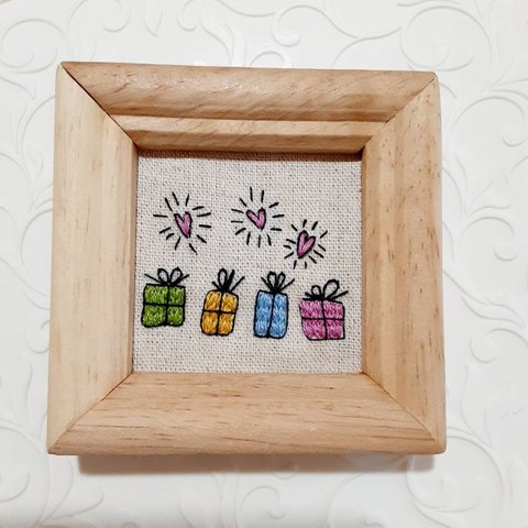 新作⭐️刺繍フレーム❤️ハートのプレゼント　バレンタイン　お花の刺繍　壁飾り インテリア雑貨