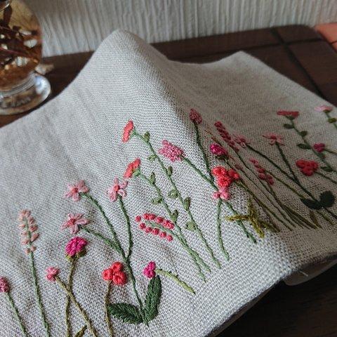 くすみピンクのお庭刺繍の文庫本サイズ麻のブックカバー 