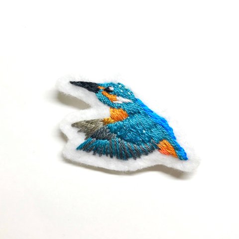 カワセミ飛翔　刺繍ブローチ