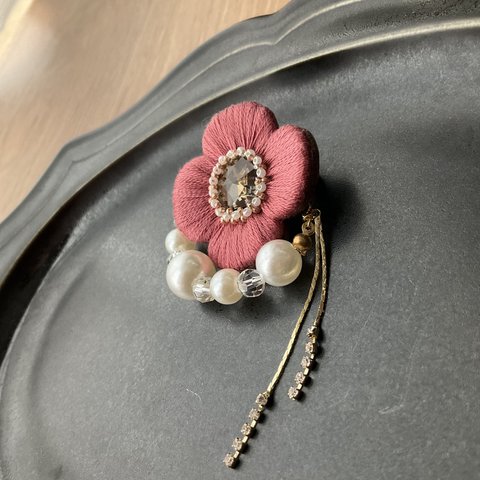 うっとり煌めくお花の 刺繍 ブローチ パールチャーム付きブローチ クラシカルピンク　くすみピンク