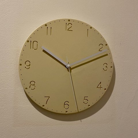 アイボリーセメントの掛け時計