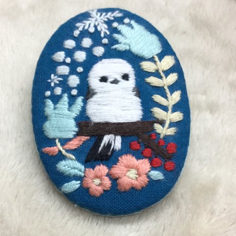 オリジナル手刺繍ブローチ《絶滅危惧種シリーズ》-*春を待つシマエナガと雪の花々*-オーバル形