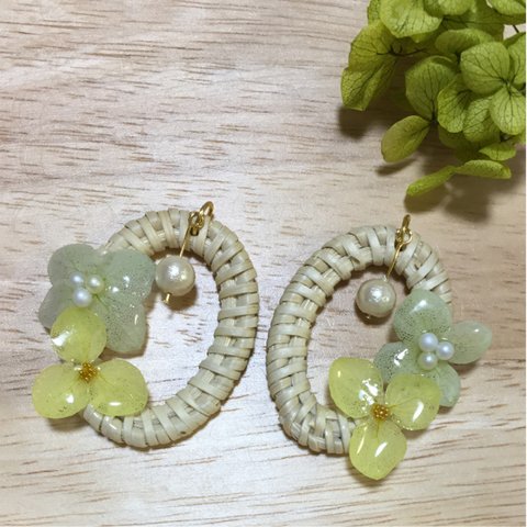 ラタンとお花のピアス