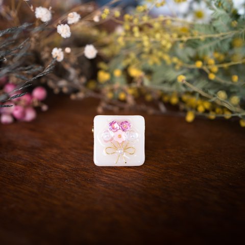 ピンクのスパンコール花束のブローチ