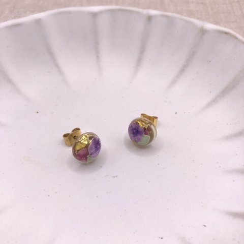 紫色の小花のレジンピアス