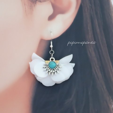 ホワイト＆ターコイズブルー　フラワータッセルピアス