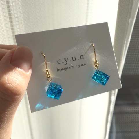 再販┊ゆれる海の欠片ピアス/イヤリング 〈アレルギー金具選択可〉〈青 ブルー キューブ レジン〉