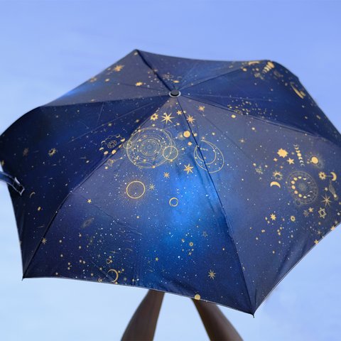 雨の中でも星空の世界を楽しめる、天体総柄（ゴールド） 晴雨兼用 折りたたみ傘・日傘（外側プリント）