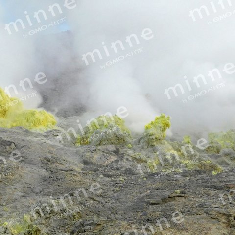 硫黄山から噴出する水蒸気 北海道弟子屈町 （写真素材）F_10　