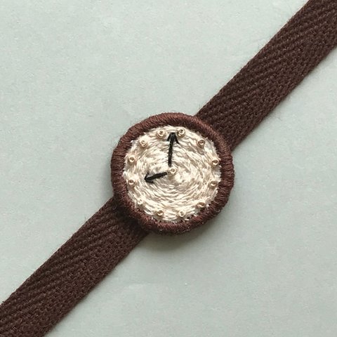 腕時計モチーフの刺繍ブレスレット