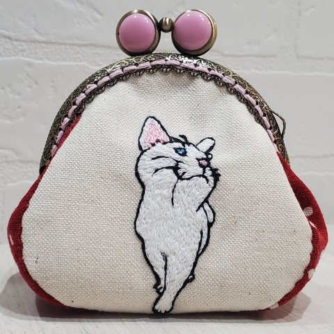 白猫の手刺繍　小さながま口👛