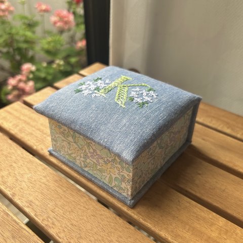 イニシャル手刺繡入りのbox『Ｋ』