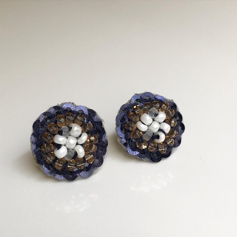 丸い刺繍ピアス　チタンピアス