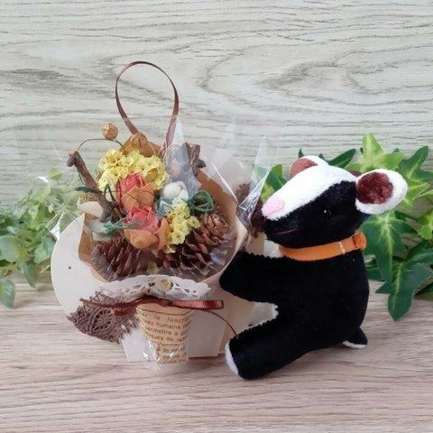 〈送料込〉マグネットハンドのヤギちゃんぬいぐるみマスコット【ドライフラワーブーケ💐&ホルダープレート２枚付／ブラック×ホワイト】ピアスホルダー/メモホルダー/クリップホルダー/キーキーパーにも♪