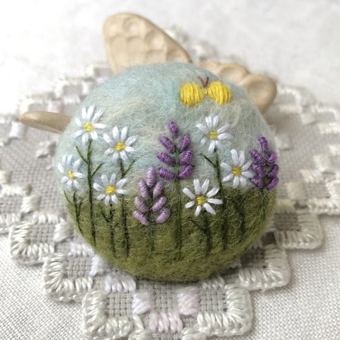 「白と紫のお花のある風景」刺繍ブローチ　羊毛フェルト