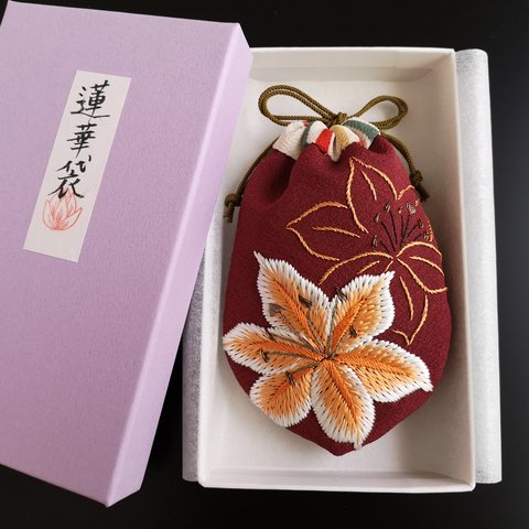 066 日本刺繍・祈りの蓮華袋「ゆり1」(すおう地)大正ロマン 昭和モダン レトロ 和小物 和のギフト 和風プレゼント 伝統工芸 着物 手刺繍  絹 シルク 巾着袋 縁起物 お守り 和柄 