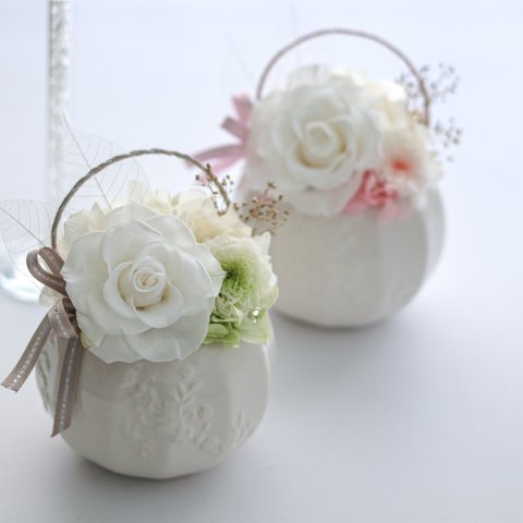 「いつくしむS」かわいいお供え花【お供え花・仏花】 白を基調にした大輪のローズが美しい花柄模様の陶器（サイズ展開S・M）