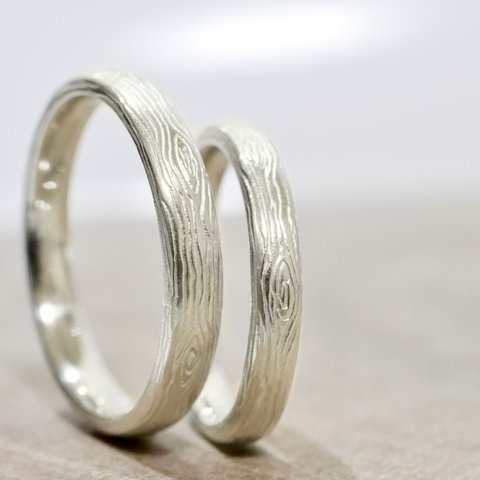 『mo𐊋υmᧉ』木目の結婚指輪 カジュアルモデル ホワイトゴールド ペアリング 2本セット ( ナチュラルマット仕上げ )  結婚指輪のオーロ