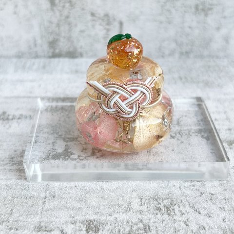 レジンで作った小さな鏡餅　紫陽花　お正月飾り　水引　ハーバリウム　ピンクオレンジ