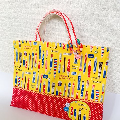 ◆お買得品◆【入園入学】えんぴつさんのかわいいレッスンバッグ☆赤☆黄色☆おけいこ☆アップリケ☆チャーム付き☆こだわり縫製☆丈夫☆世界にひとつ☆