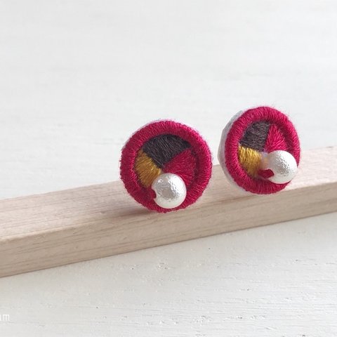 パールと3色刺繍ピアス【レッド】