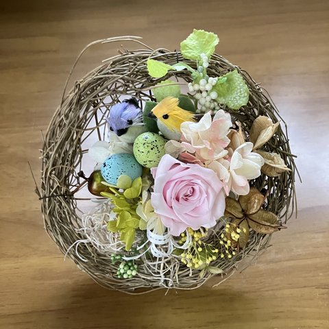 二羽の鳥とピンクの薔薇の鳥の巣みたいなアレンジ