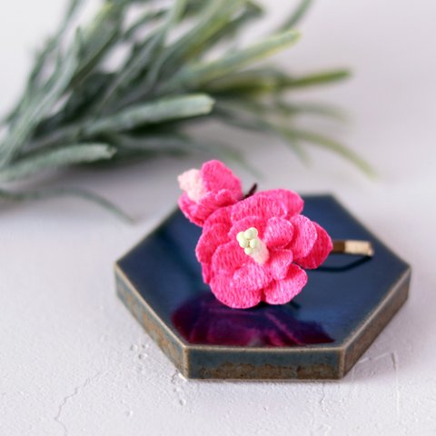 鮮やかピンクの立体刺繍✿梅の花ポニーフック