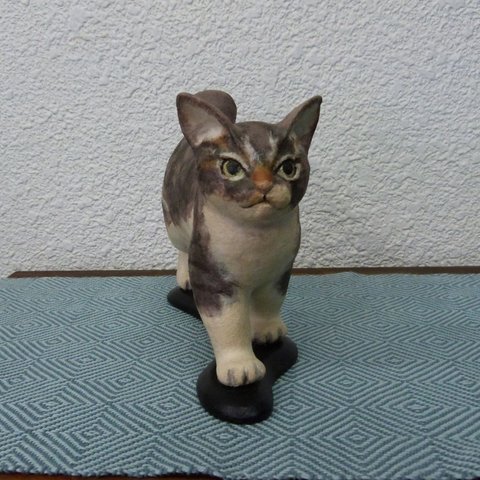 和紙で彩る　頑張るボブテイルの猫の人形