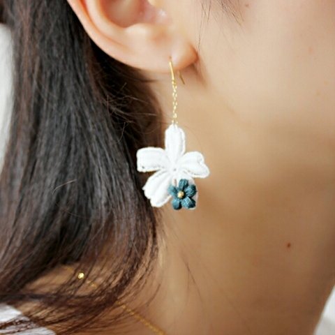 ダックグリーン×白いお花ピアス