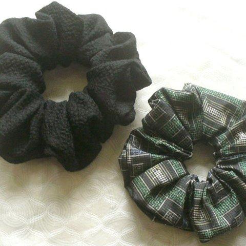 ２個組 ゴム交換可能 ブラック黒/緑黒系 和モダン ペタンコ シュシュ シルクHandmade Kimono chouchou