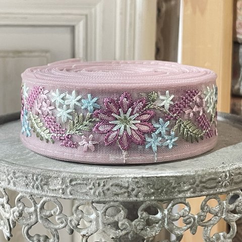 [透け素材ベース] [実物のお色味と違う場合があります] インド刺繍リボン　花　インド刺繍　スパンコール　刺繍リボン　リボン　りぼん　※10月8日よりゆうパケットにて発送