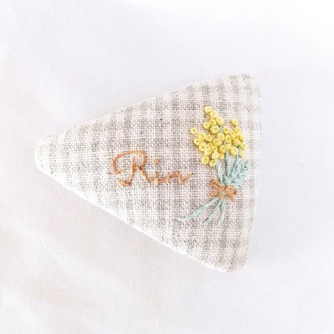 ★minne限定・数量限定★ミモザ×ギンガムチェック 刺繍の名入れ 三角ぱっちんピン  誕生日プレゼント 名前 ヘアピン 出産祝い 春 花 女の子 キッズ ベビー 名前入り ヘアアクセサリー