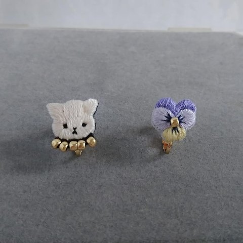 白猫とビオラの刺繍イヤリング